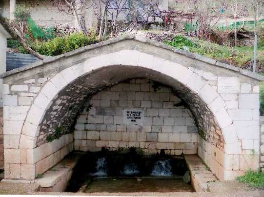 Τρανή Βρύση. 
Εκ βάθρων, ΚΣ Σέχας, 
Ανήγειρεν εν έτι 1890. 
Το στολίδι του χωριού που πότισε γενιές και γενιές Καρδαριτσιωτών
