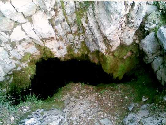 Τρύπα στο Κακοβούνι. Πού οδηγεί; Τι κρύβει; Κάποιο σπήλαιο ανεξερεύνητο; Ποιος και πότε θα την εξερευνήσει;